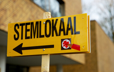 Dutch-language sign that points the way to the polling station