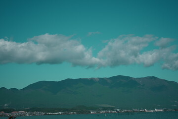 琵琶湖と山
