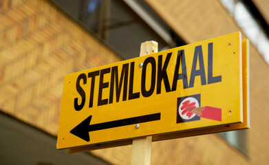 Dutch-language sign that points the way to the polling station