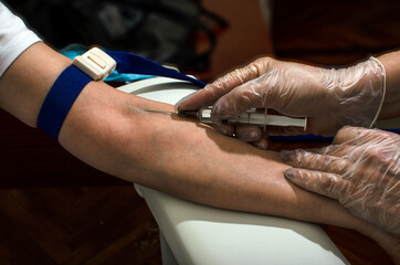 Nursing procedure of withdrawing blood for blood test.