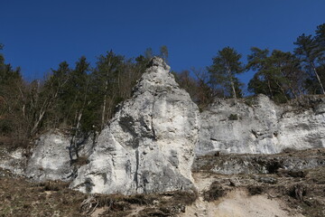 Unterhalb des Dorfes Unterschmeien (gehört zur Stadt Sigmaringen) befindet sich diese Felsgruppe Häule im Schmeiental. 