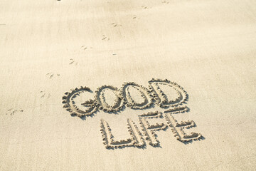Good Life handschriftlich in den Sand am Strand geschrieben