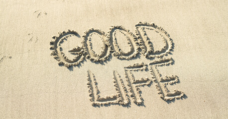 Good Life handschriftlich in den Sand am Strand geschrieben