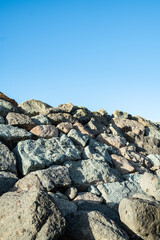 Steinküste Gran Canaria bei Sonnenaufgang und ruhiger See mit leichtem Wellengang