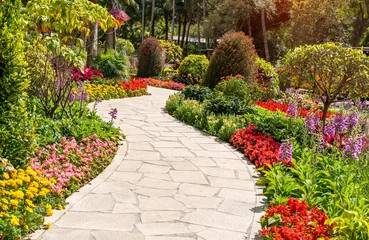 Fotobehang Tuin pad dat door een tuin leidt