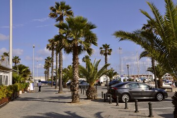 Deptak przy marinie i plaży w Barcelonie. - obrazy, fototapety, plakaty