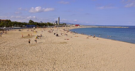 Piaszczysta plaża w Barcelonie.