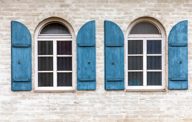 Fenster mit Fensterladen aus Holz an einem alten Gebäude