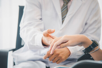 Medically, the young doctor touched the patient's hand to comfort, provide physical and psychological counseling, and close care and treatment of the patient.