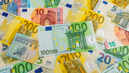 Viele Euroscheine - 100 Euroschein liegt in der Mitte