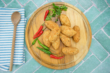 beignets de morue dans un plat	