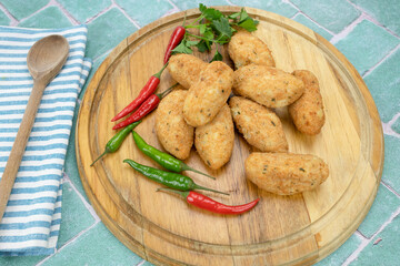 beignets de morue dans un plat	