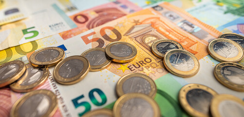 Viele Euroscheine und Münzen