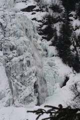 Fototapeta na wymiar gefrorener Wasserfall