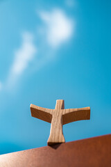 푸른하늘 부활절 나무십자가