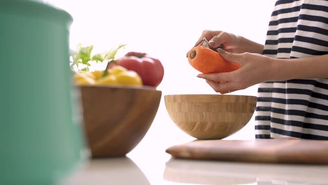 野菜の皮を剥く女性の手