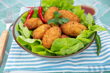 beignets de morue dans un plat	