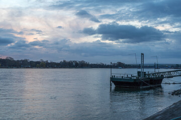 Der Rhein bei Mainz im Sonnenaufgang