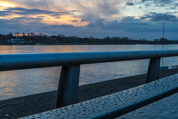 Der Rhein bei Mainz im Sonnenaufgang