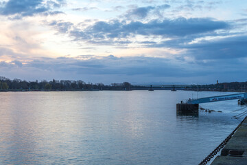 Der Rhein bei Mainz im Sonnenaufgang