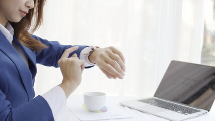 smartwatch business of Businesswoman  using smartwatch, smartwatch hand device notify computer 5G...
