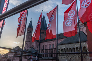 Wehende Fahnen am Dom in Mainz