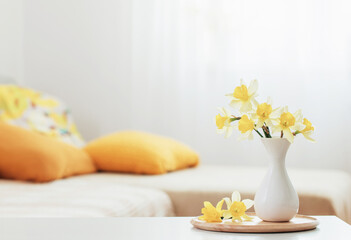 Obraz na płótnie Canvas spring flowers in vase on modern interior