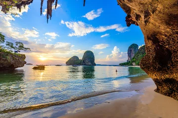 Papier Peint photo autocollant Railay Beach, Krabi, Thaïlande Phra Nang Cave Beach au coucher du soleil - Paysage de la côte tropicale de Krabi - Destination de voyage paradisiaque en Thaïlande, Asie