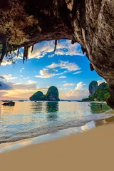 Foto auf Acrylglas Antireflex Railay Strand, Krabi, Thailand Phra Nang Cave Beach bei Sonnenuntergang - Tropische Küstenlandschaft von Krabi - Paradise Travel Destination in Thailand, Asien