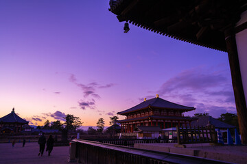 夕陽に照らされる奈良の寺院