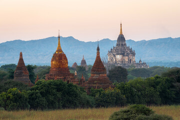 Fototapeta premium Ancient Buddhist temples at sunset in Old Bagan, Myanmar (Burma).