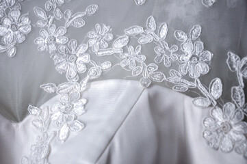 Detailansicht eines Brautkleides.  Bestickt mit floraler Spitze