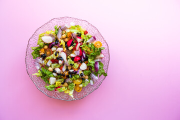 Obraz na płótnie Canvas fresh salad on pink background. Mediterranean salad