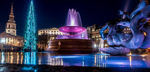 Trafalgar Square Christmas Fountain at night. - obrazy, fototapety, plakaty