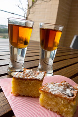 Mistela con coca de llanda