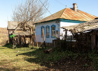 Obraz premium Old houses on a ranch on a sunny autumn day.