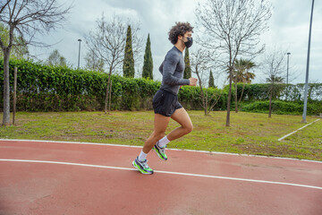 Obraz premium Young man running on the track in the park