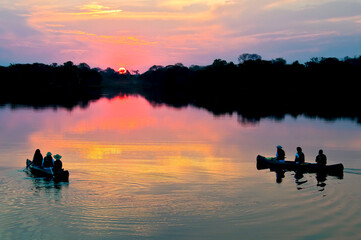 Passeio de canoa no Rio Paraguai no fim de tarde