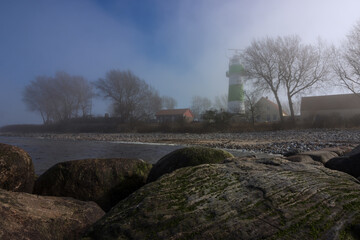 Leuchturm Bülk im Nebel im Frühling