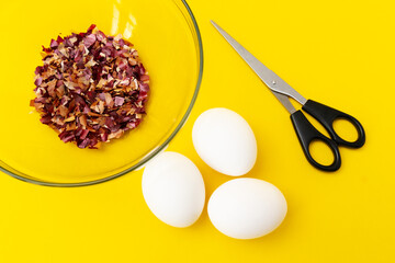 how to decorate paint eggs beautifully for Easter at home marble tones green red hand made onion peel instruction step by step step 2