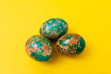 how to decorate paint eggs beautifully for Easter at home marble tones green red hand made onion peel instruction step by step step 5