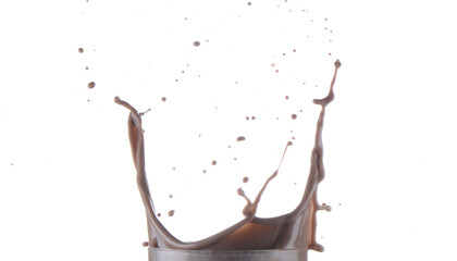 Splash o salpicaduras de bebida de chocolate en un vaso