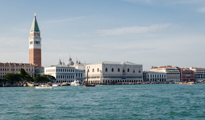 Fototapeta na wymiar Der Markusplatz in Venedig vom Wasser aus gesehen