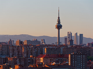 Imagen del skyline de madrid a la puesta del sol, con Torre España y las cuatro torres de la castellana bien visibles