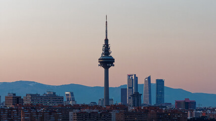 Vista del distrito financiero de Madrid al atardecer