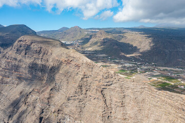 Fototapeta na wymiar Acantilado de los Gigantes con el Teide al fondo. Santiago del Teide. Tenerife.