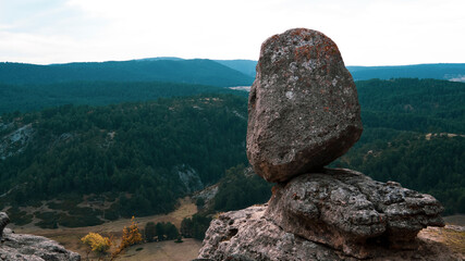 A rock balancing about to fall © Vanonsm