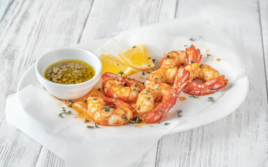 Shrimps with thyme and lemon wedges