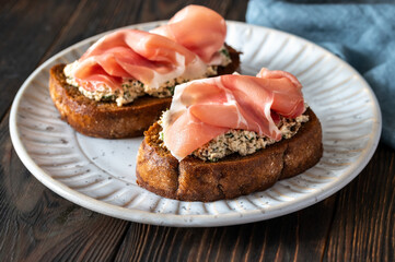 Bruschettas with cream cheese and prosciutto