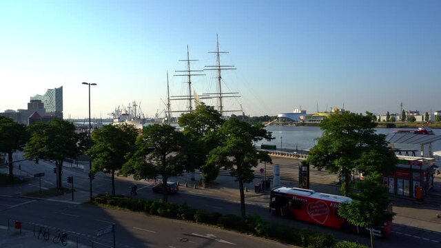 Hamburg Landungsbr&uuml;cken im Sommer am Morgen - Hamburger Hafen mit Blick auf die Elbe und Hafencity